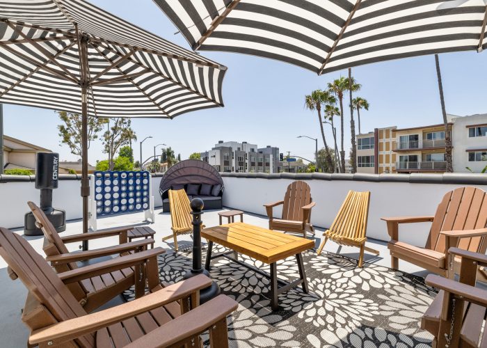 Patio seating at Recovery Dynamics